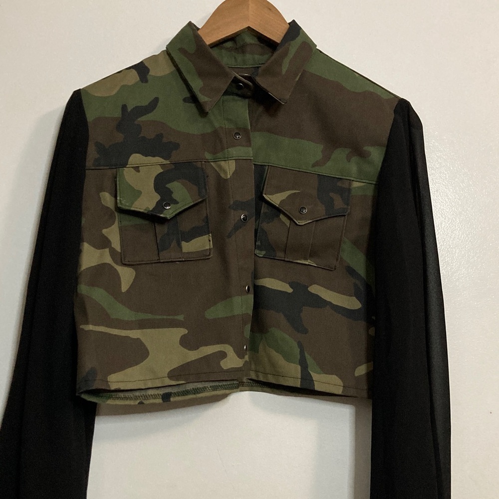 Camouflage Cropped Jacket with Black Sleeves and high waisted shorts